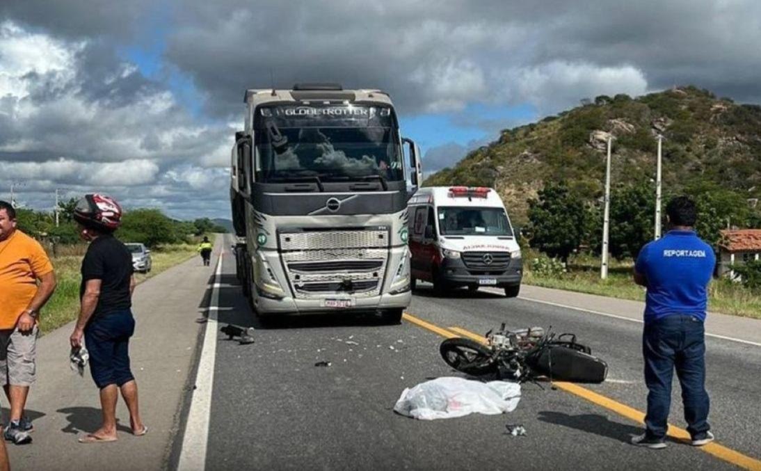 A vítima tinha 38 anos e conduzia uma motocicleta que colidiu de frente com um caminhão. 