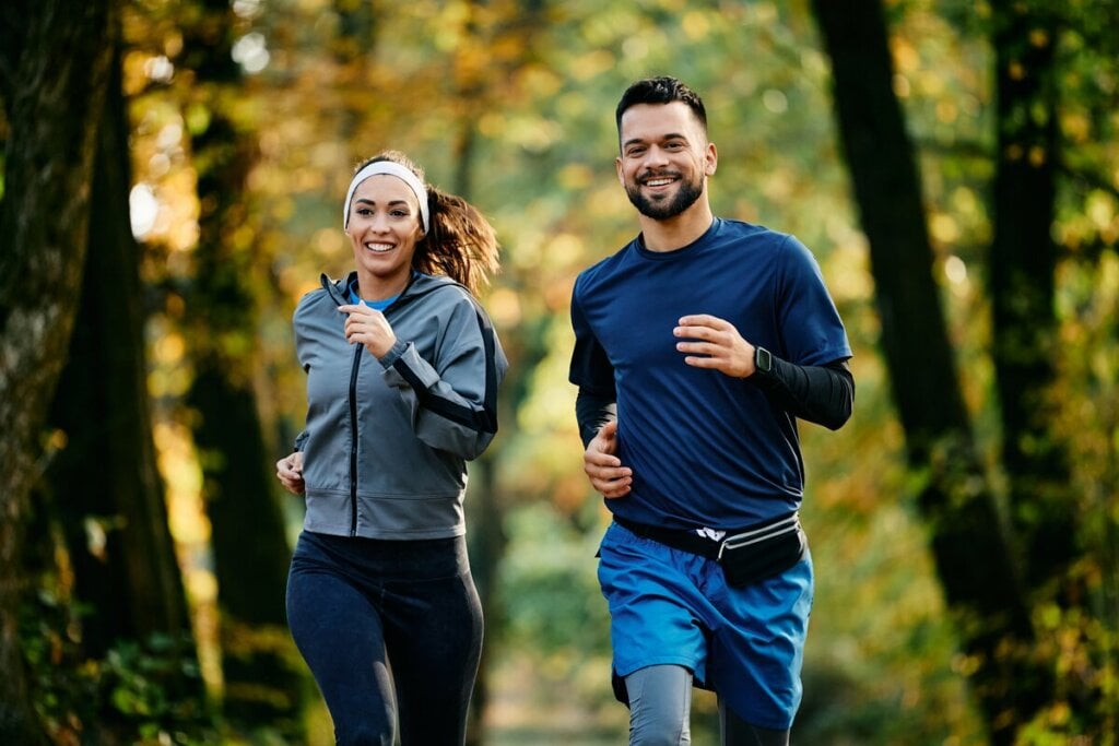 A corrida regular ajuda a aumentar a sensação de bem-estar (Imagem: Drazen Zigic | Shutterstock)