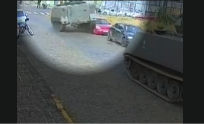 O acidente aconteceu quando o comboio do Exército se deslocava na contramão da rua. 