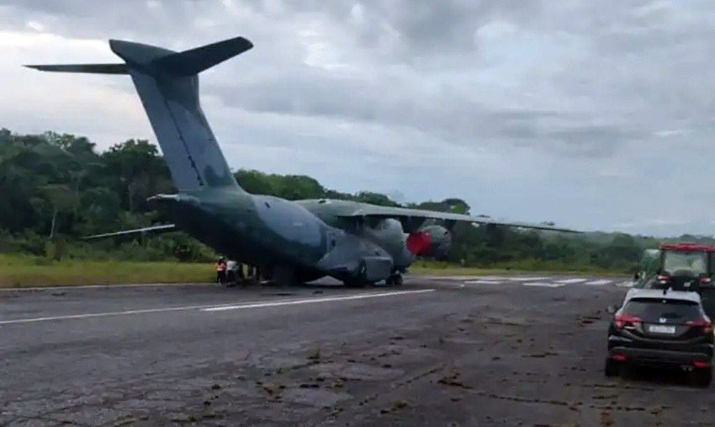 Um avião de transporte e reabastecimento afundou o trem de pouso em asfalto, no Pará.