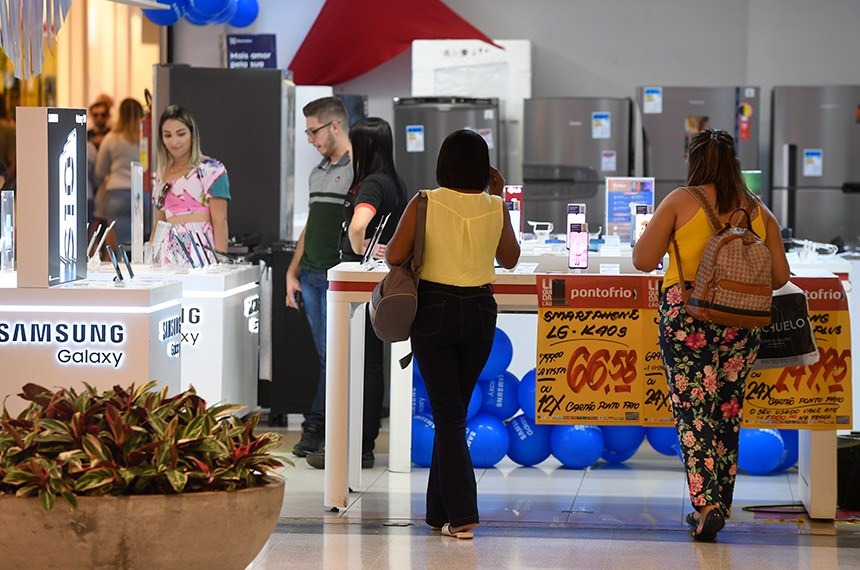 Um projeto apresentado no Senado disciplina o trabalho aos domingos e feriados, no comércio.