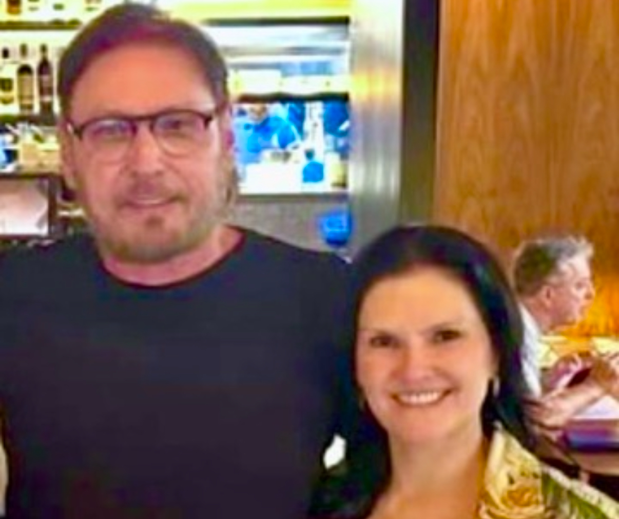 Claudia e Arlindo Guimarães, ele empresário de gastronomia e, aí na foto, no famoso restaurante Cala Del Tanit, em Sampa, já planejam alguns dias de relax em Salinas, nesse veraneio. 

