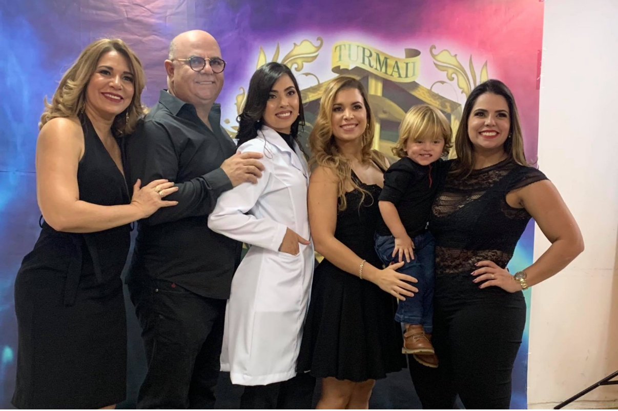 Claudionor Moreira foi o aniversariante dessa quarta-feira, 02. Foi alvo de inúmeras felicitações e homenagens, capitaneadas pela esposa, Walcylene Cardoso, filhas, Carin, Cássia e Carina, e a mãe, Roselis Moreira. Salut!

