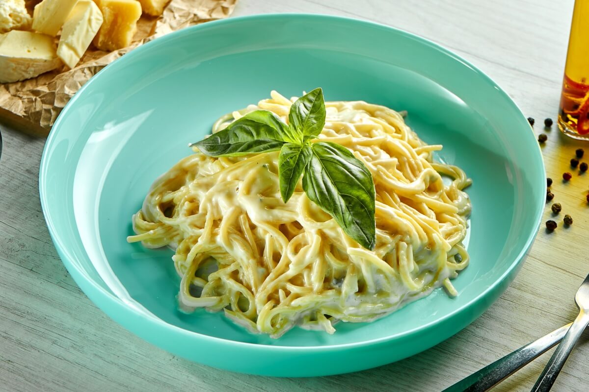 Macarrão com molho três queijos (Imagem: ismishko | Shutterstock)