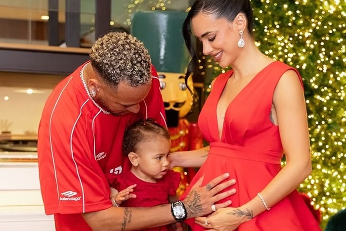 Neymar foi liberado do treino do Santos neste sábado, para estar junto com a família.