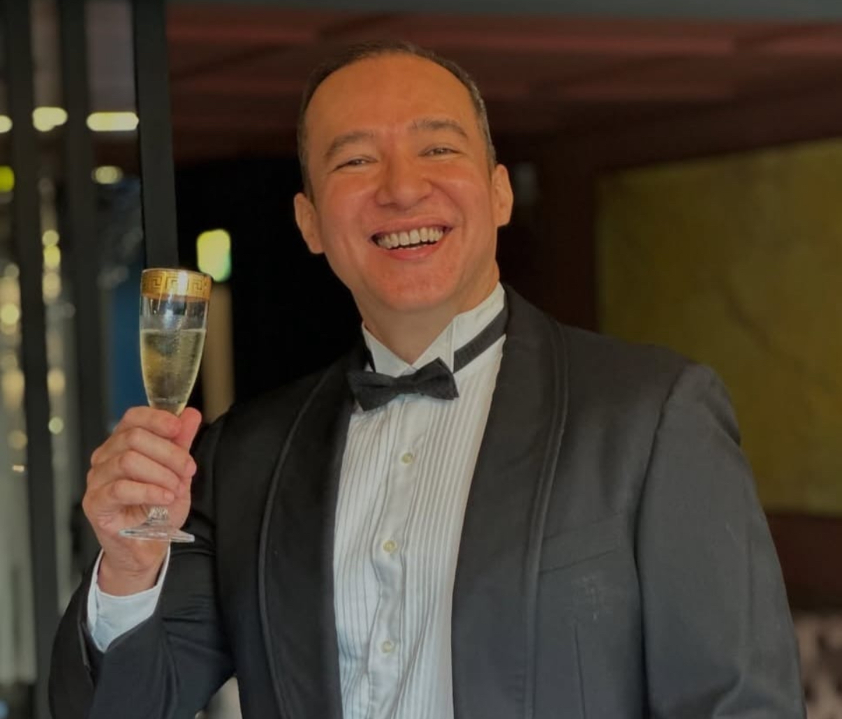 O médico Paulo Vianna festejou o seu niver em Paris, ao lado do companheiro, Arivaldo Meireles, que participa do ESHRE 2025, congresso europeu de medicina reprodutiva. 

