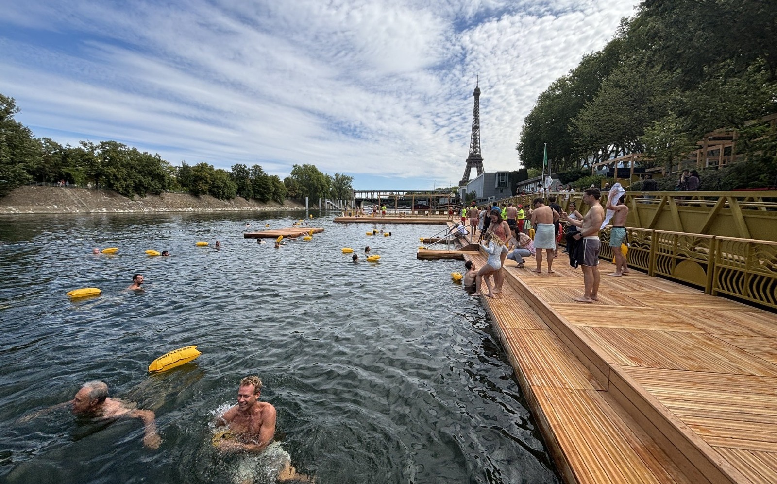 Quase um ano depois dos atletas olímpicos, os primeiros banhistas mergulharam neste sábado (05), nas águas do Sena, bem no centro de Paris.