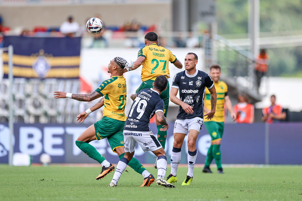 Remo martelou em busca do gol, mas não conseguiu e ficou apenas no 0 a 0