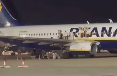 Um alerta falso de incêndio em um avião da Ryanair no Aeroporto de Palma de Mallorca, na Espanha, deixou 18 feridos.