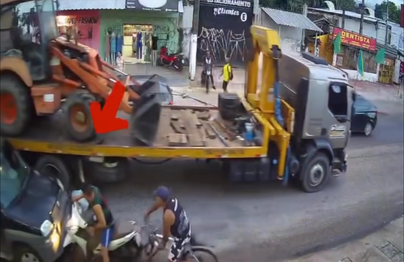 Ciclista atropelada e arrastada por um carro