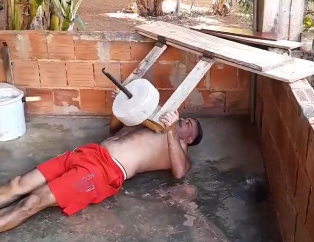 Imagem - Aos 58 anos, 'Véi Maromba' viraliza com academia improvisada de concreto