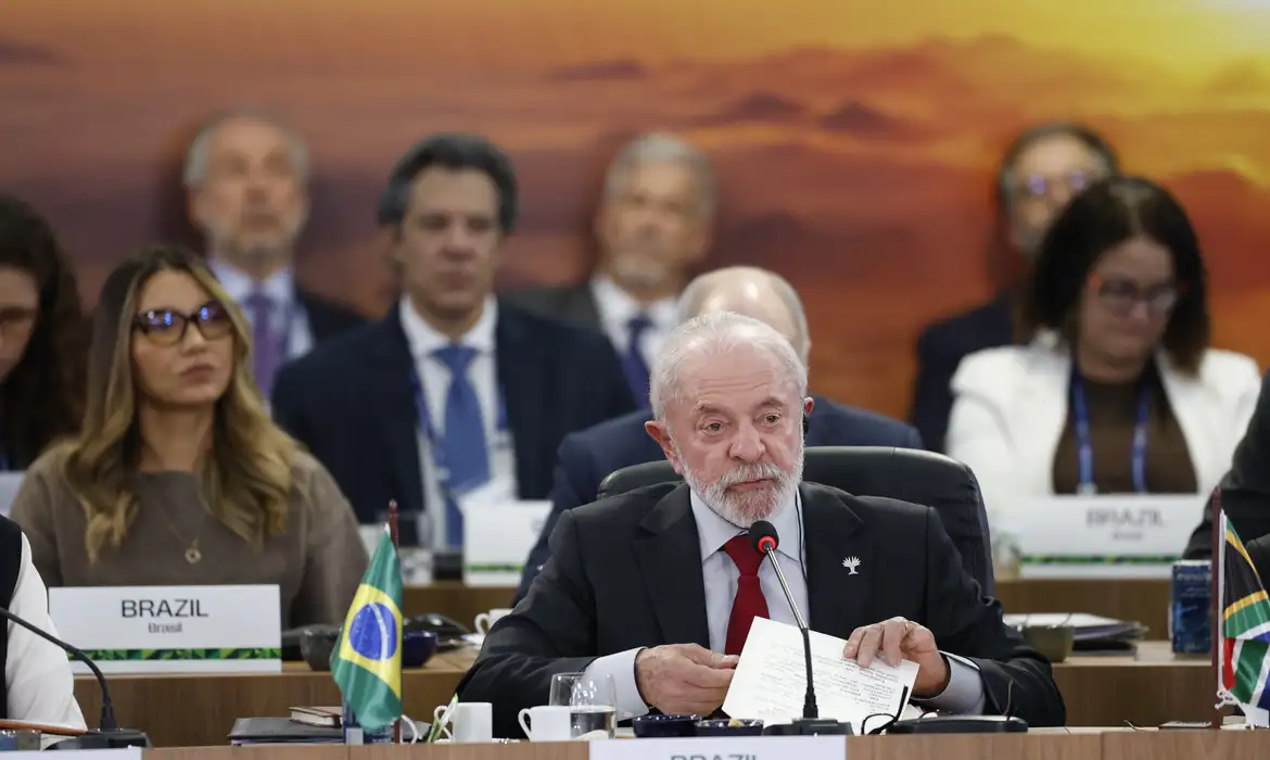 (Para Lula, enquanto o FMI e o Banco Mundial se voltam ao mundo desenvolvido, “os fluxos de ajuda internacional caíram, e o custo da dívida dos países mais pobres aumentou”.)
