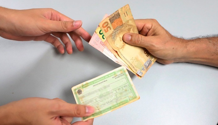 Projeto de lei que dobra a pena para a compra de votos quando o crime for praticado por organização criminosa. 