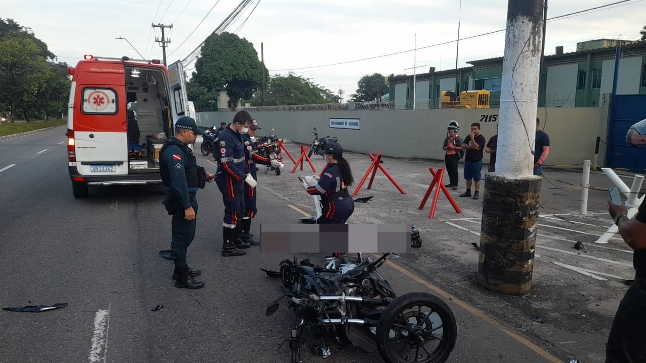 Uma motociclista morreu após colidir com um poste de energia elétrica, em Belém.
