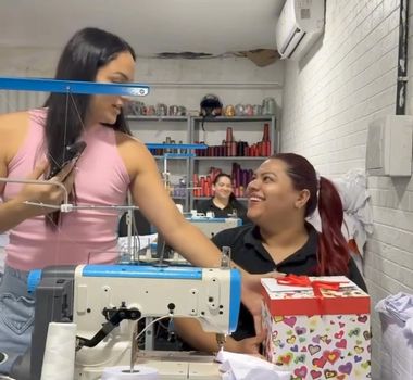 Imagem - Chefe presenteia funcionária com filhote de cachorro; assista