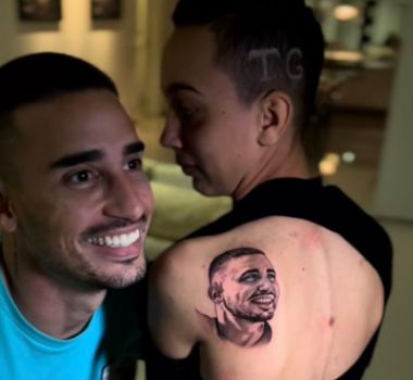 Imagem - Torcedora tatua rosto de atacante ex-Remo e Seleção Brasileira nas costas; assista