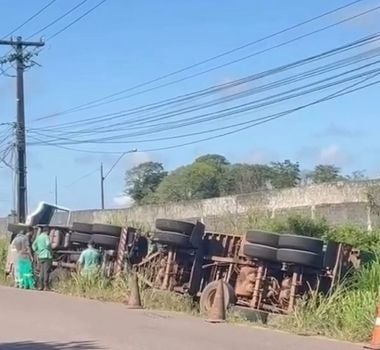 Imagem - Caminhão tomba em Icoaraci, na manhã desta segunda (07); assista