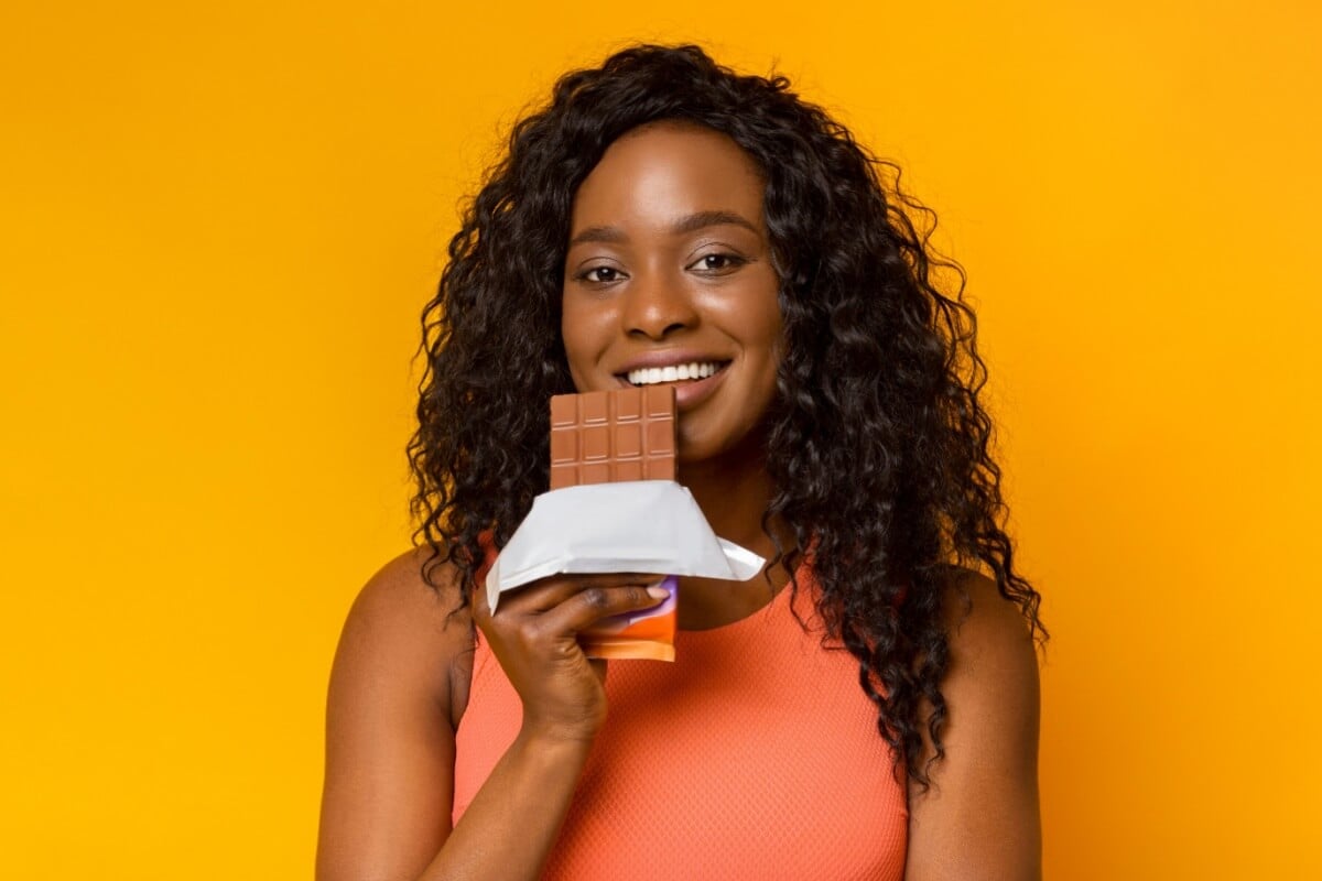 Alguns tipos de chocolate podem beneficiar a saúde (Imagem: Prostock-studio | Shutterstock)