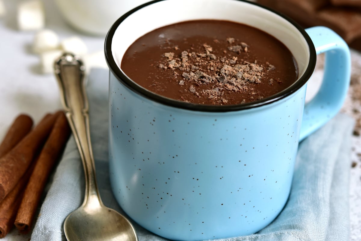 Chocolate quente com gemada (Imagem: Liliya Kandrashevich | Shutterstock)