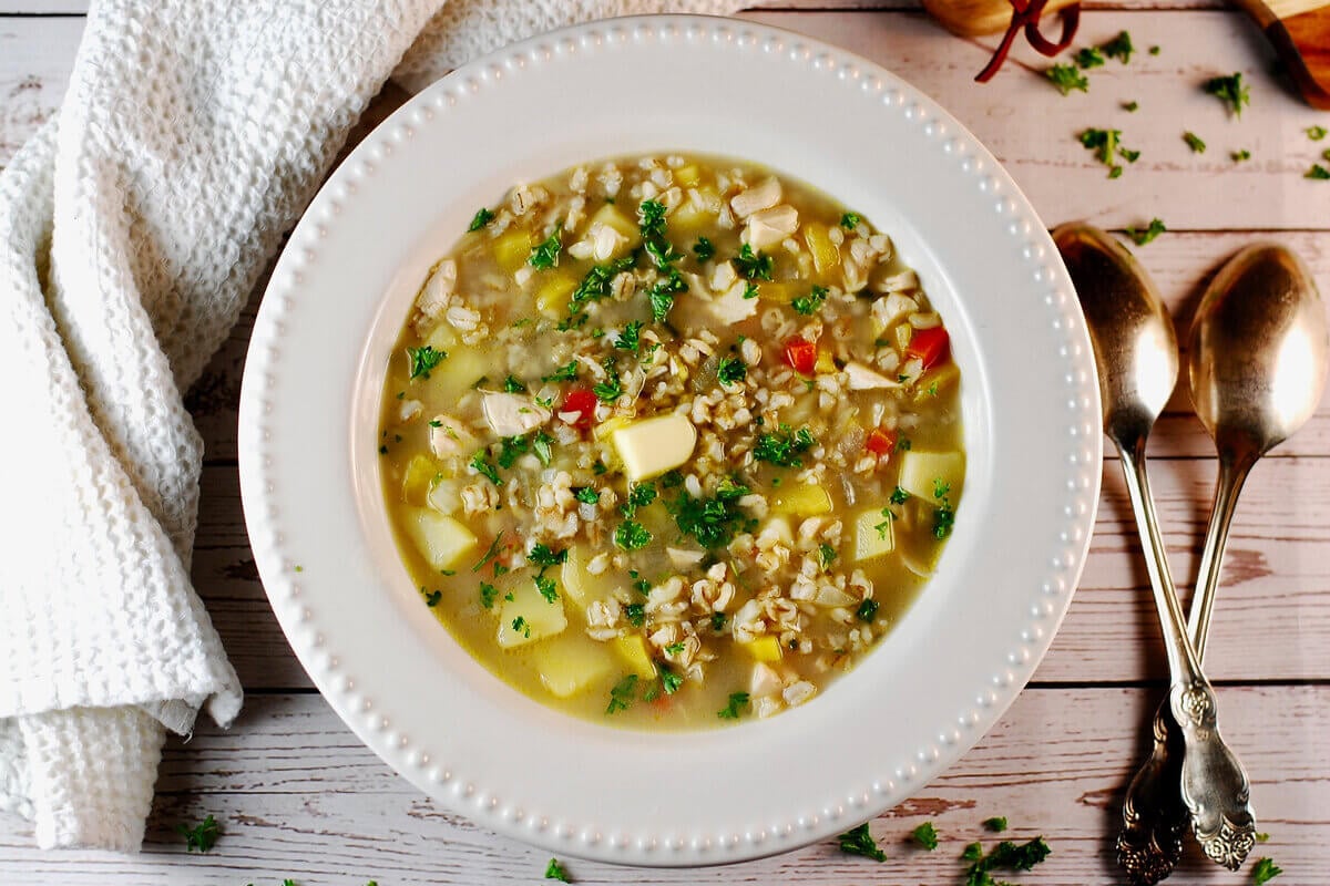 Sopa de cevadinha com frango (Imagem: Leonori | Shutterstock)