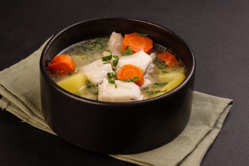 Sopa de peixe com legumes (Imagem: sri widyowati | Shutterstock)
