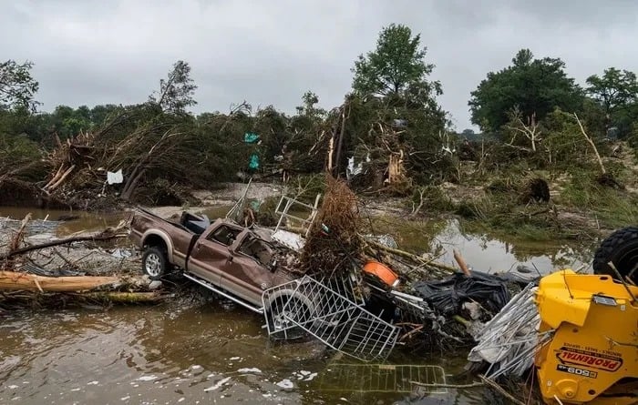 O acampamento, exclusivo para meninas, fica às margens do Rio Guadalupe, que transbordou após chuvas torrenciais e subiu cerca de 9 metros em apenas duas horas.