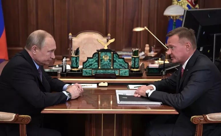 O Comitê Investigativo da Rússia, responsável pelo caso, divulgou nota confirmando que o corpo apresentava ferimento de bala e foi encontrado em seu veículo pessoal.