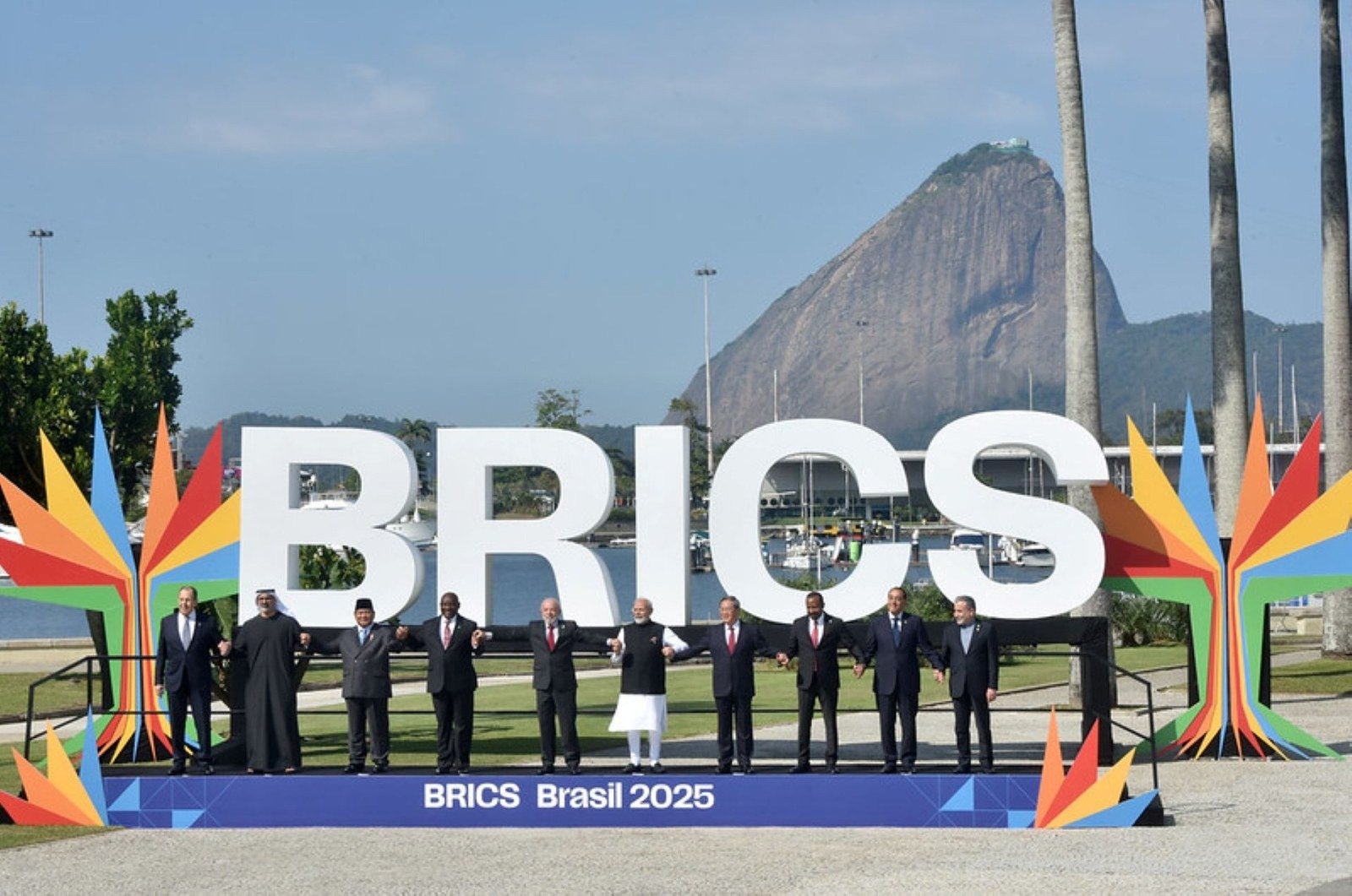 O encontro, que reuniu líderes e representantes de países emergentes ao longo do fim de semana, teve como um dos destaques a defesa de políticas sustentáveis e o protagonismo brasileiro na transição ecológica.