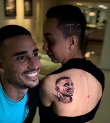 Imagem - Torcedora tatua rosto de atacante ex-Remo e Seleção Brasileira nas costas; assista