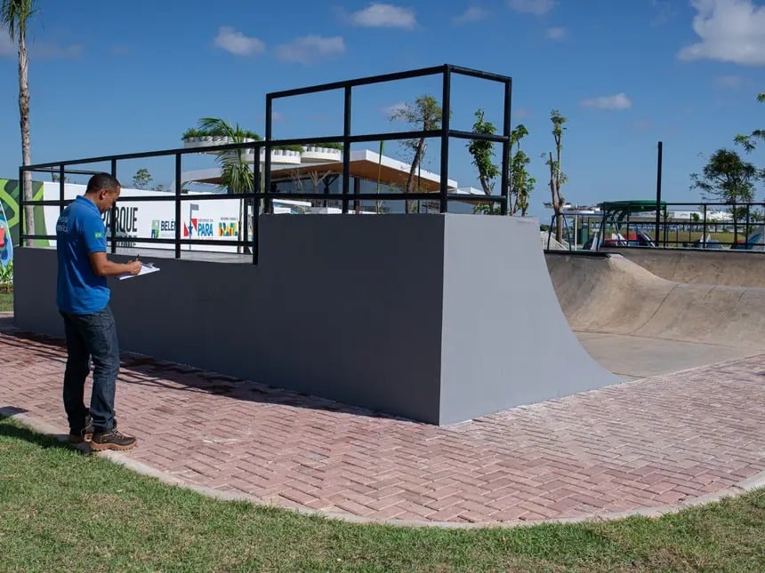 Polícia faz perícia no Parque da Cidade após pichação em pista de skate