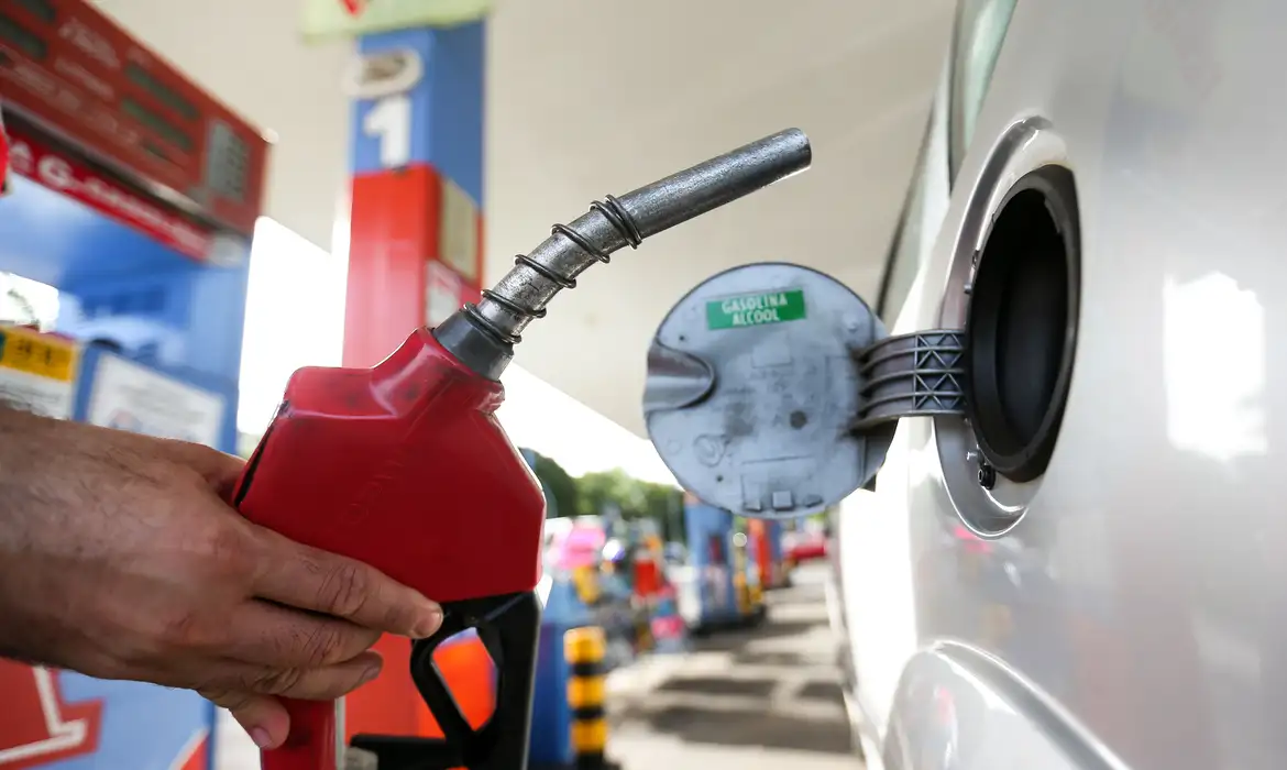 Reduções feitas pelas Petrobras devem chegar aos postos de gasolina.