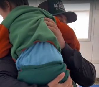 Imagem - Vídeo: menino autista é encontrado amarrado dentro de banheiro em escola no Paraná