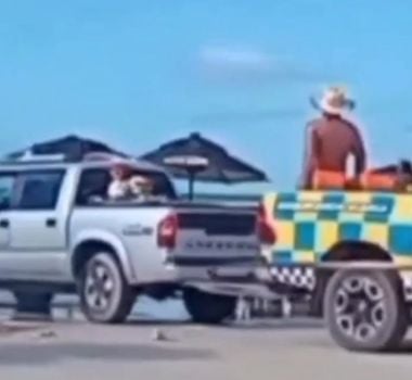Imagem - Carro é resgatado da maré alta após atolamento na praia do Atalaia, em Salinas