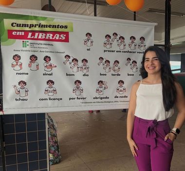 Imagem - Com bom humor e paixão pelo futebol, professora de Libras ensina sinais de Remo e Paysandu; assista