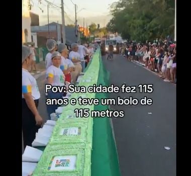 Imagem - Vídeo: população aguarda educamente divisão de bolo de 115 metros no interior do Piauí