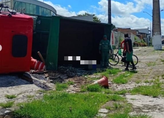 Imagem - Caçamba de empresa de coleta de resíduos tomba na avenida João Paulo II em Belém