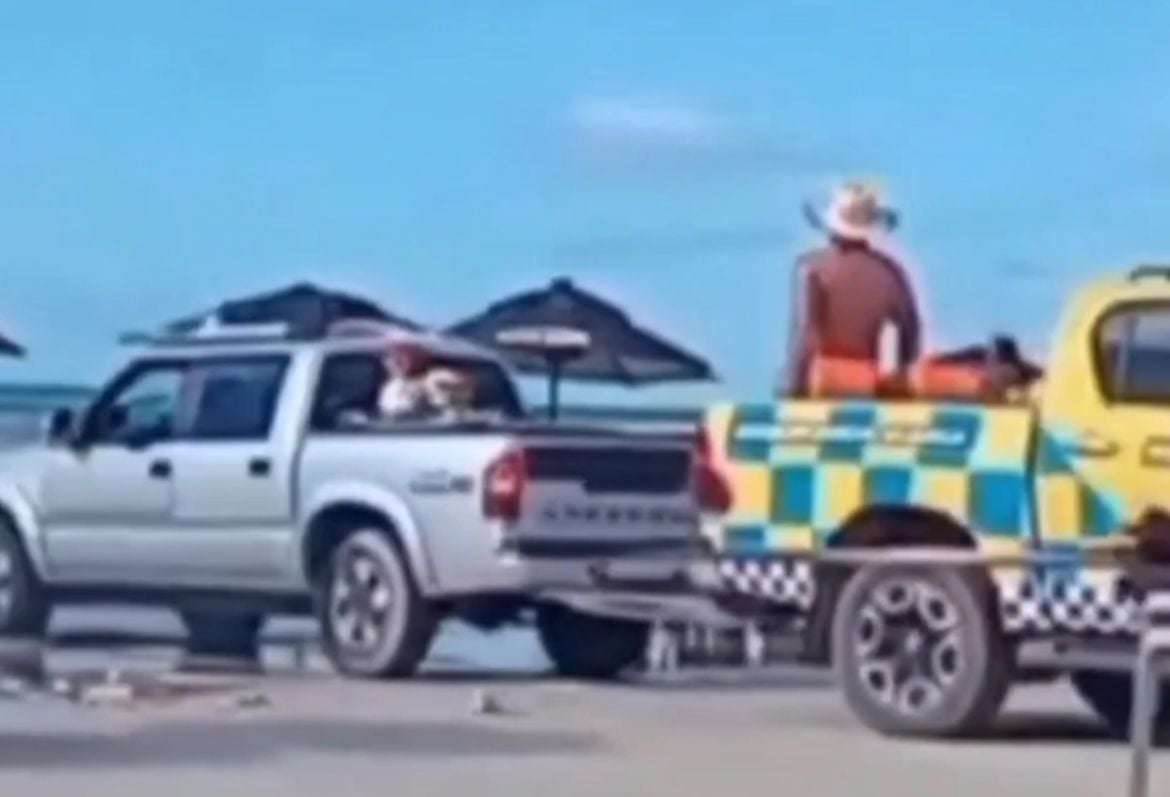 Carro é resgatado da maré alta após atolamento na praia do Atalaia, em Salinas