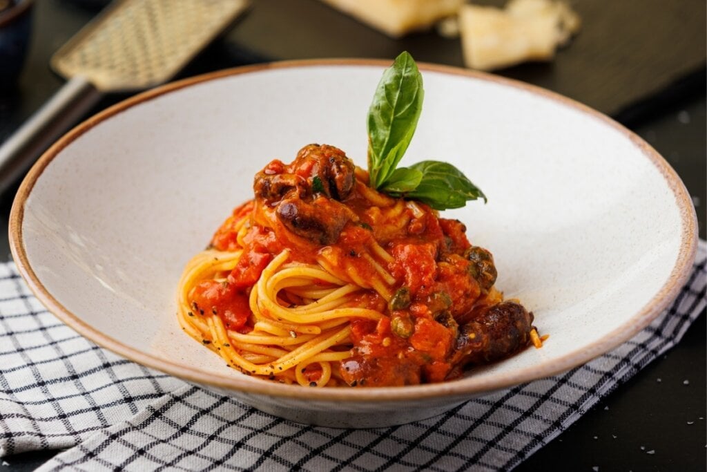 Macarrão com anchova (Imagem: Mihnea Tatu | Shutterstock)