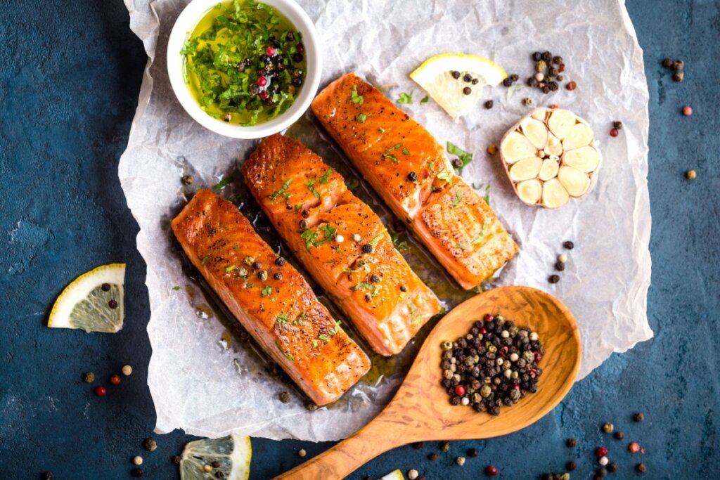 O consumo de peixe é benéfico para a saúde mental (Imagem: Elena Eryomenko | ShutterStock)