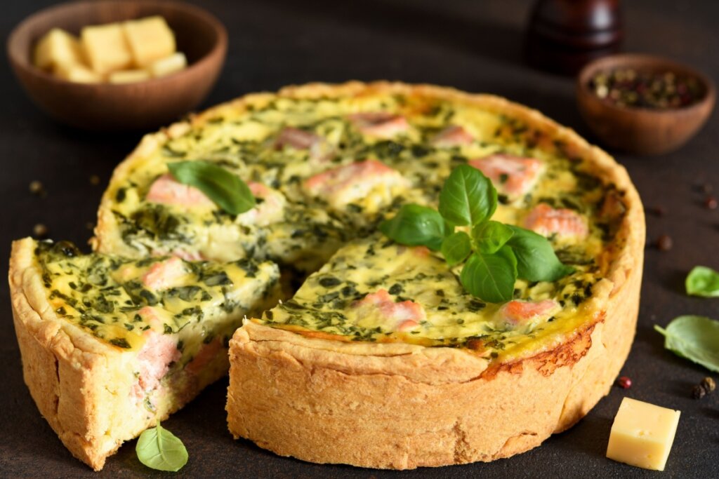 Quiche de salmão e espinafre (Imagem: zefirchik06 | Shutterstock) 