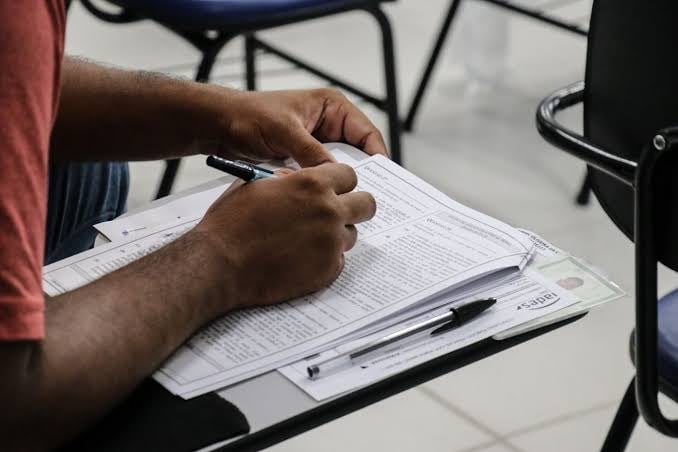 Há oportunidades em várias áreas, com vagas para níveis médio e superior.