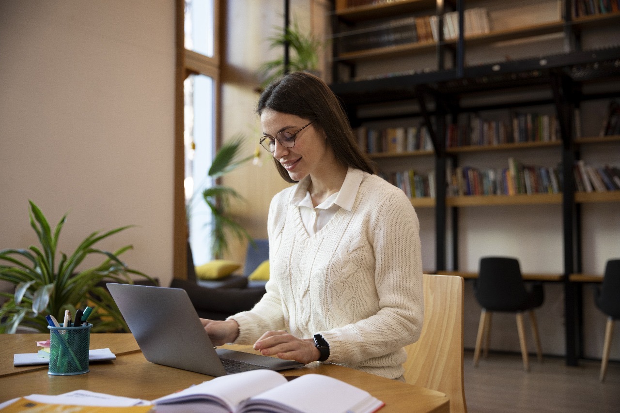 O Lifelong learning se refere à busca por conhecimento de forma contínua, ao longo de toda a vida, e não apenas durante um curto período
