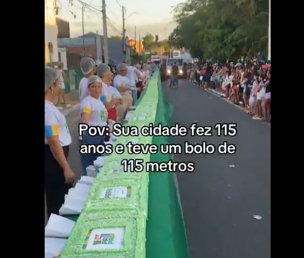 Imagem - Vídeo: população aguarda educamente divisão de bolo de 115 metros no interior do Piauí