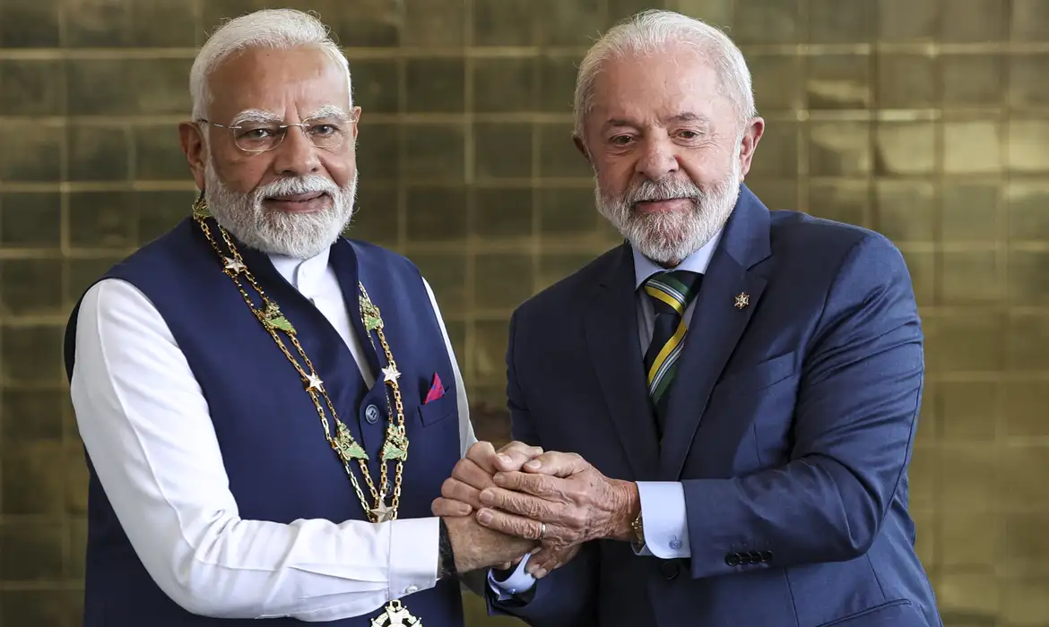 (Primeiro-ministro da Índia, Narendra Modi e o presidente do Brasil, Luiz Inácio Lula da Silva.)