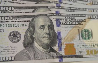 Dólar supera R$ 5,50 com tarifas de Trump sobre o Brasil