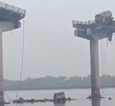 Imagem - Vídeo: ponte desaba na Índia e deixa ao menos 10 mortos