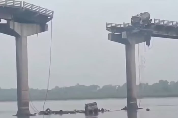A ponte, construída em 1985, conectava as localidades de Padra e Mujpur, uma rota importante da região.