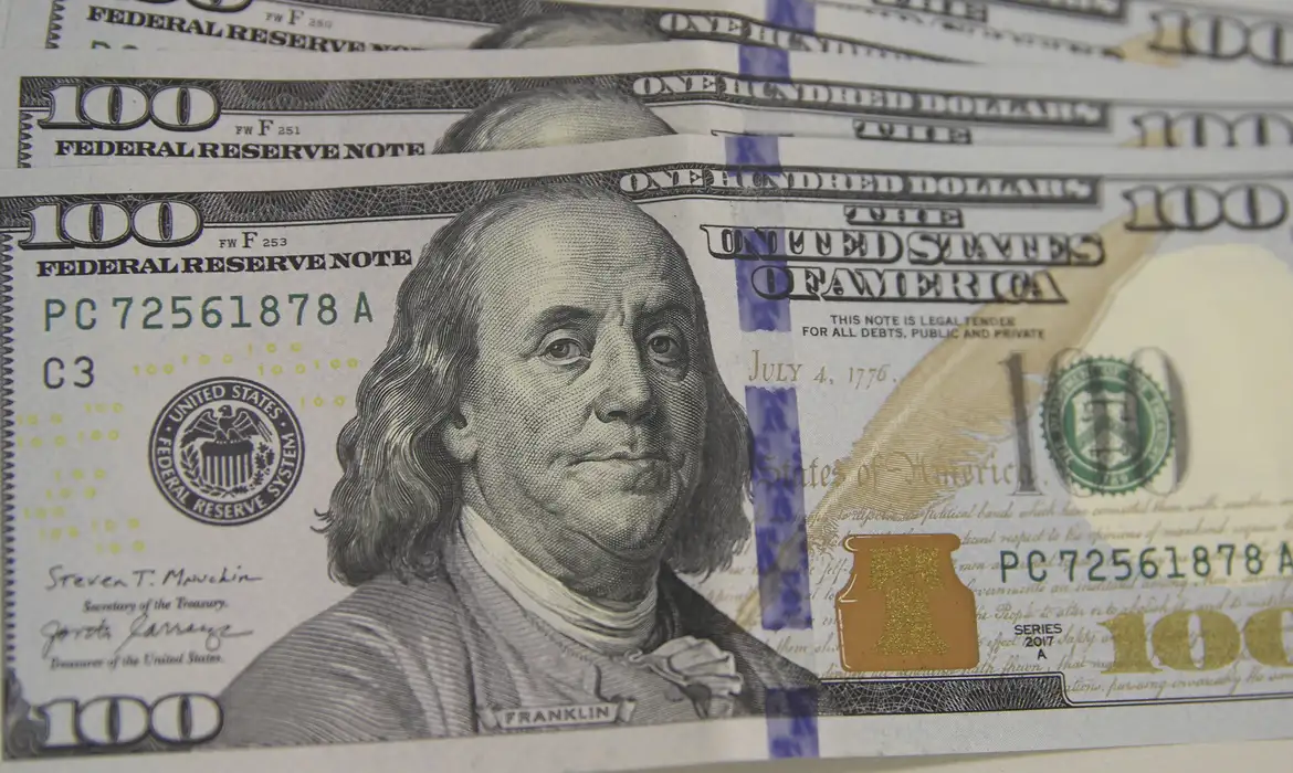 Imagem - Dólar supera R$ 5,50 com tarifas de Trump sobre o Brasil