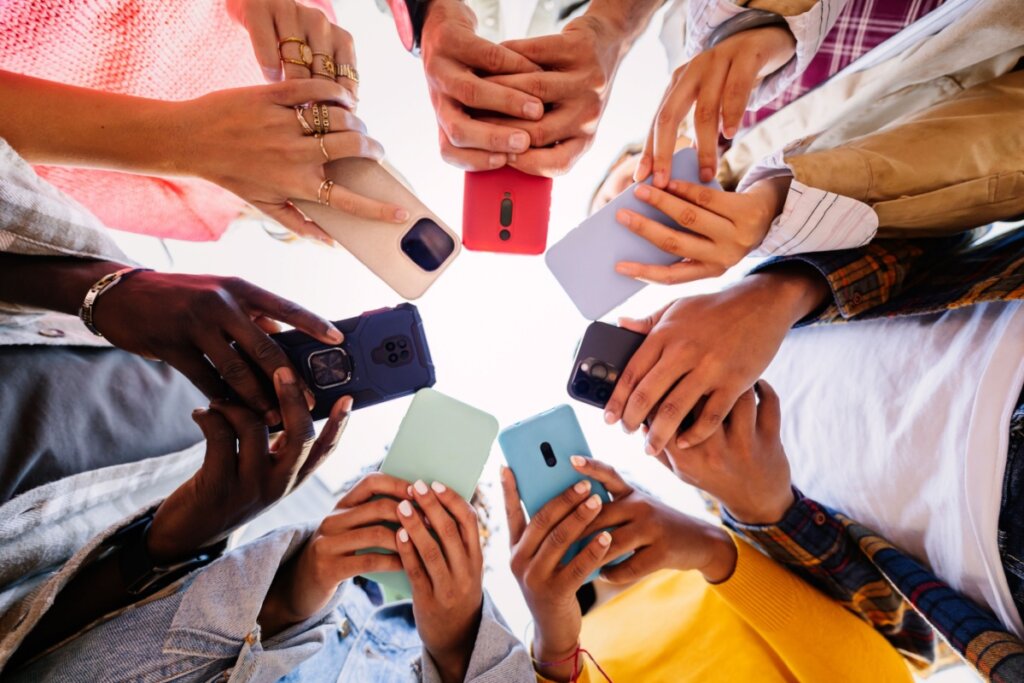 Os jovens estão mais conectados e, geralmente, são as maiores vítimas dos golpes virtuais (Imagem: Xavier Lorenzo | Shutterstock)