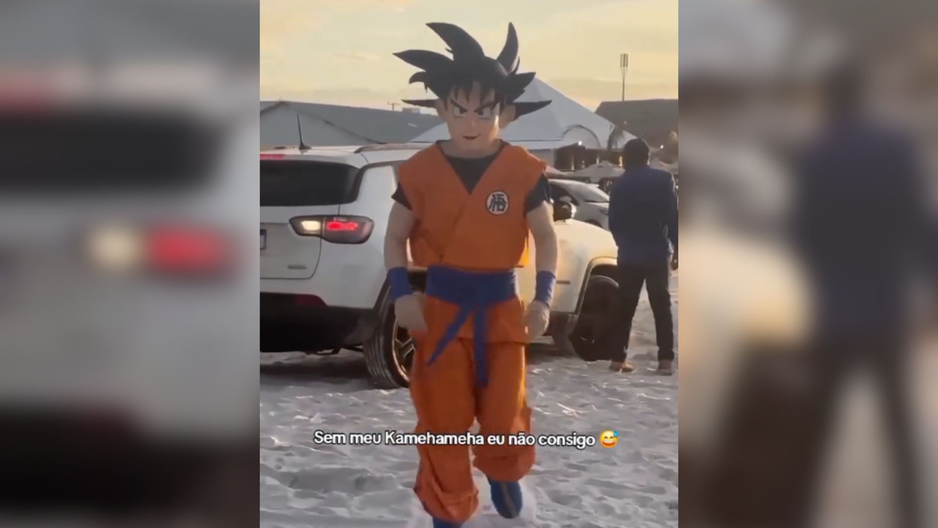 Imagem - Goku é flagrado ajudando a desatolar carro na praia do Atalaia, em Salinas; assista